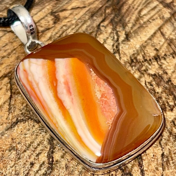 Beautiful Sardonyx Agate Pendant 2 1/4” - Picture 14 of 15